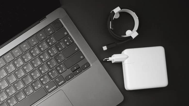 Bateria MacBook-ului se descarcă repede? Verifică sănătatea și ciclurile